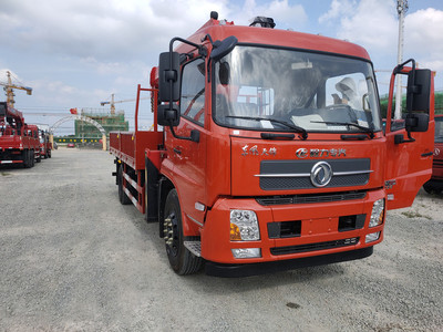 東風天錦單橋8噸三一隨車吊 高效作業(yè)的多功能利器